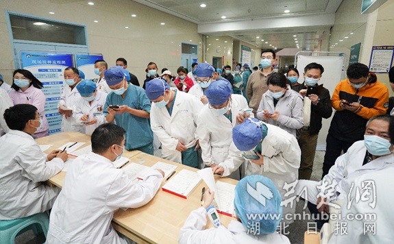 湖北省肿瘤医院800余名职工集中接种新冠疫苗