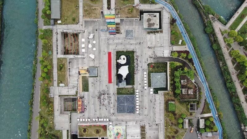 大熊猫自拍萌哭！ 都江堰仰天窝广场正式对外开放
