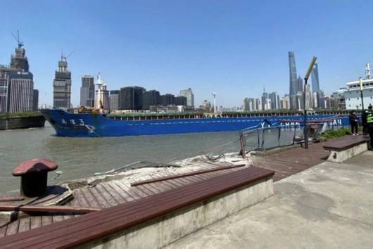 10000余吨钢材船失控碰擦浦东侧滨江岸边   致护栏部分变形，无人员受伤