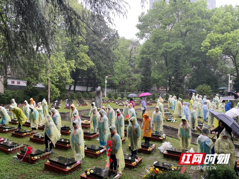 清明节假期 数万湘潭各界群众到烈士陵园祭扫