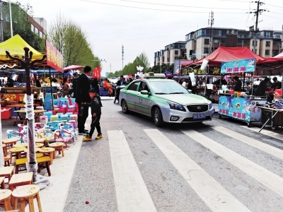郑州惠济区一传统庚会占道经营，影响交通引争议 如何兼顾？