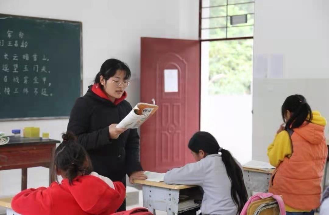 人民日报客户端聚焦云南“极小学校”：“麻风村”小学有了建校34年首位女教师