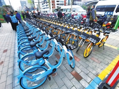 郑州上线新款共享单车后引发吐槽 市民用车难、停车难
