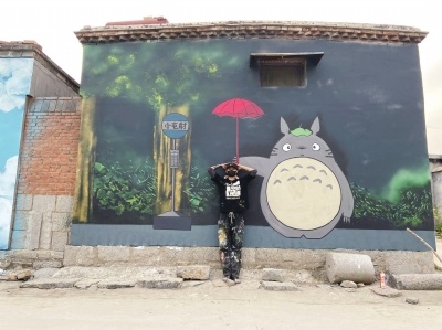 一小伙为河南新乡的一个小村庄画了30多幅涂鸦 贫困村成了“打卡地”