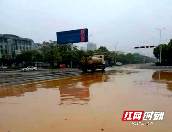 货车“吐”泥浆洒落路面  醴陵市环卫中心火速驰援清洗
