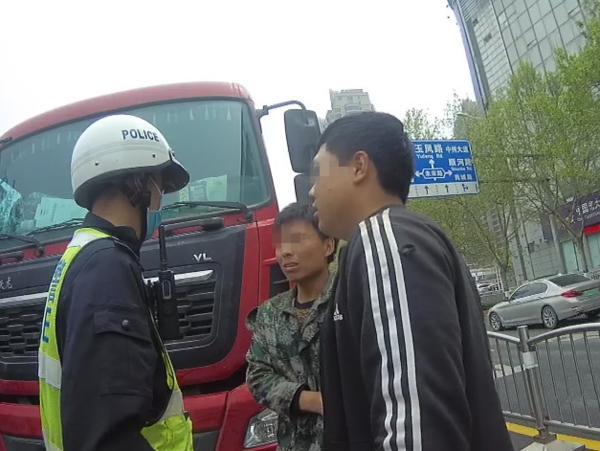 手夹香烟无证驾驶重型半挂车在郑州市区内行驶 一男子被罚款1000元拘留15日