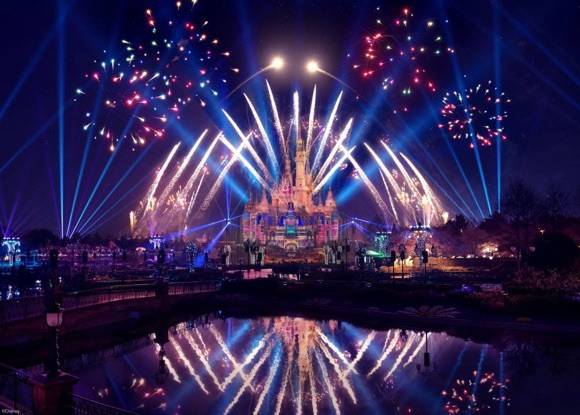 上海迪士尼开启5岁生日庆典“惊喜连连”奇妙一整年，全新“奇梦之光幻影秀”今晚首演