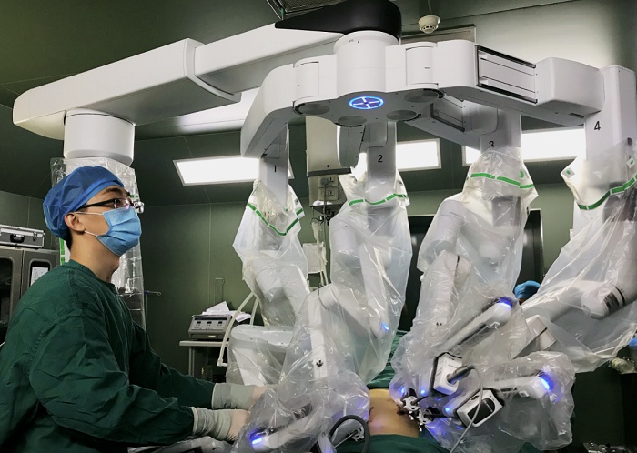医生联手“达芬奇”手术机器人 一次性解决子宫和肥胖问题