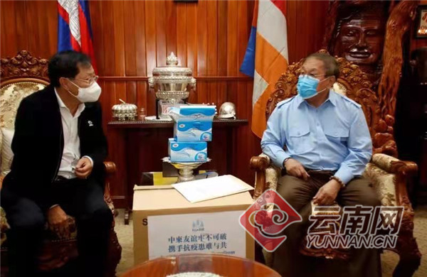 《高棉》杂志向柬新闻部捐赠抗疫物资