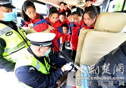 襄阳市保康交警为学生平安出行系好“安全带”