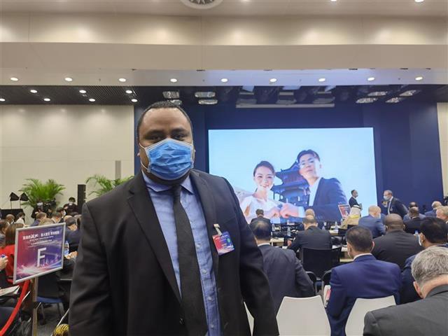 密克罗尼西亚联邦驻华公使兼副馆长安飞：中国的抗疫措施有效且必要