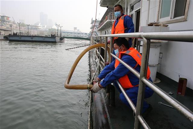 直接接驳地面管道 武汉市首艘定制轮渡污水集运船启用满月