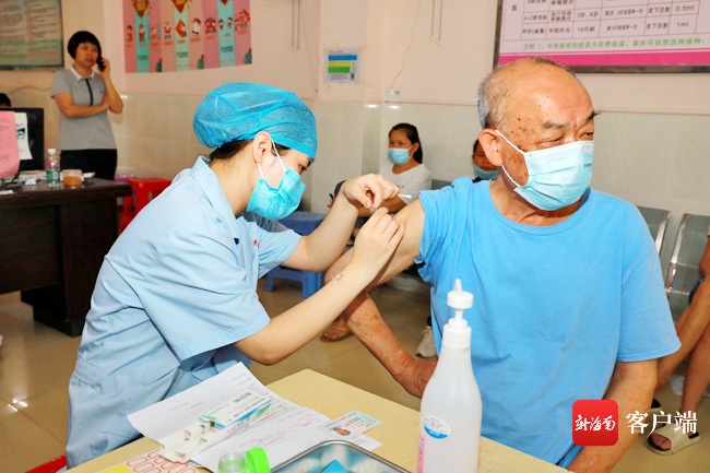 儋州为老年人接种新冠疫苗开设“绿色通道” 让老年人放心接种疫苗