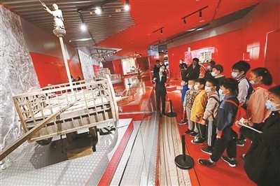 北京青年报教育圆桌小记者博物馆里“学车”