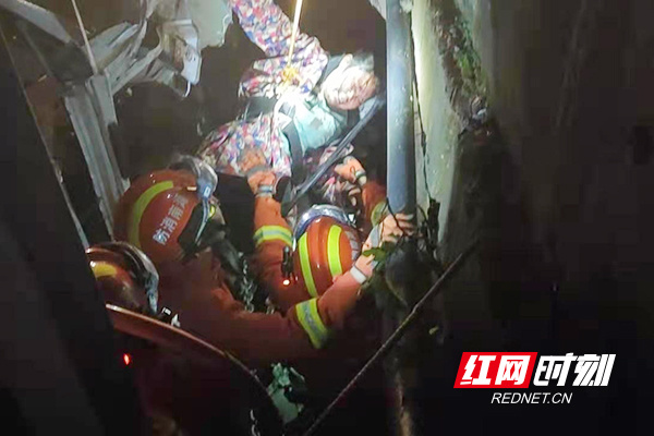 货车翻入水沟司机被卡 衡阳消防紧急救援