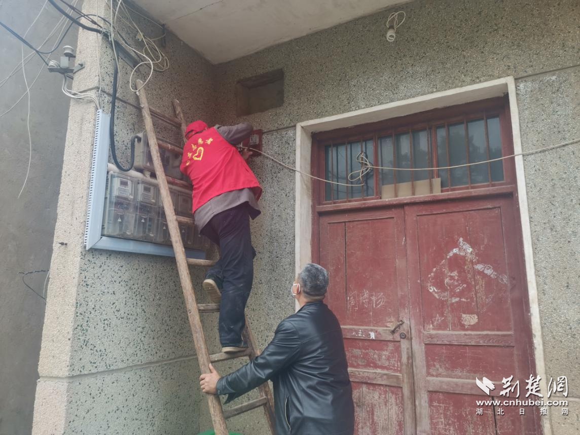 武汉南庄村党支部心系群众用电安全 免费检修电路除隐患