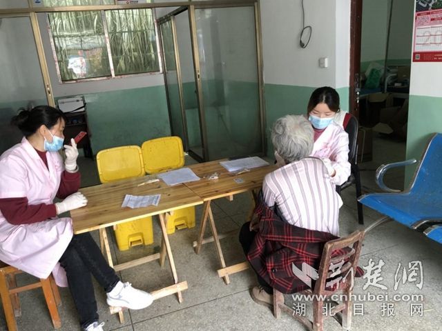 阳新县王英镇80岁老人携妻接种新冠疫苗