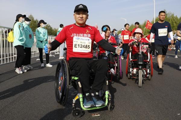 郑开马拉松开跑 湖北“轮椅跑者”用双手“丈量”赛道