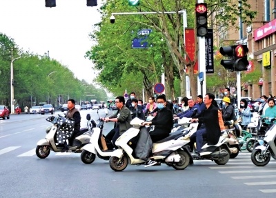 郑州交警解释电动车骑乘新规 骑电动车违规，会被“天眼”查吗？
