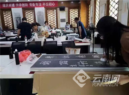 云南省图书馆举办古籍与文物保护传拓和拓片装裱培训班