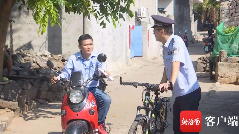 洋浦民警骑着自行车给出行困难群众送证件