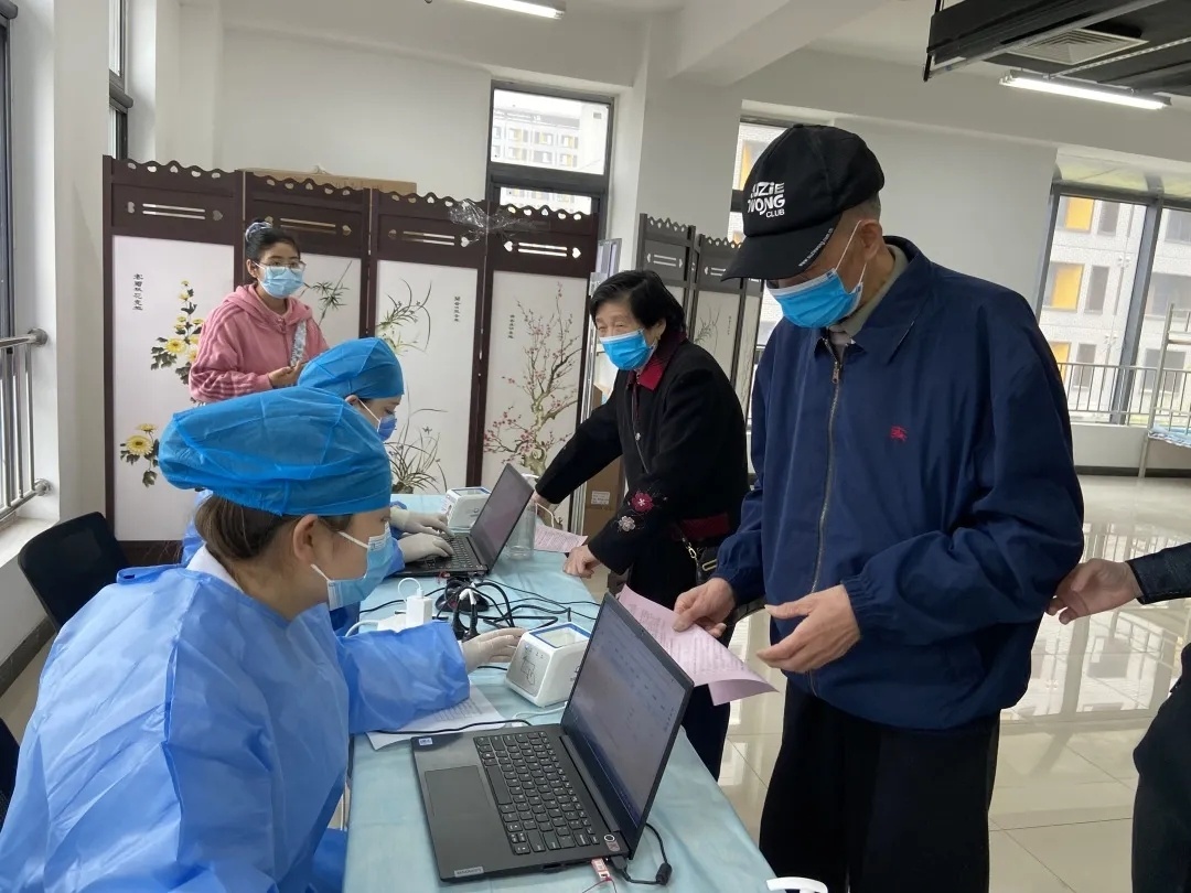 通州潞源街道83岁老人主动接种疫苗，“能打当然要打！”
