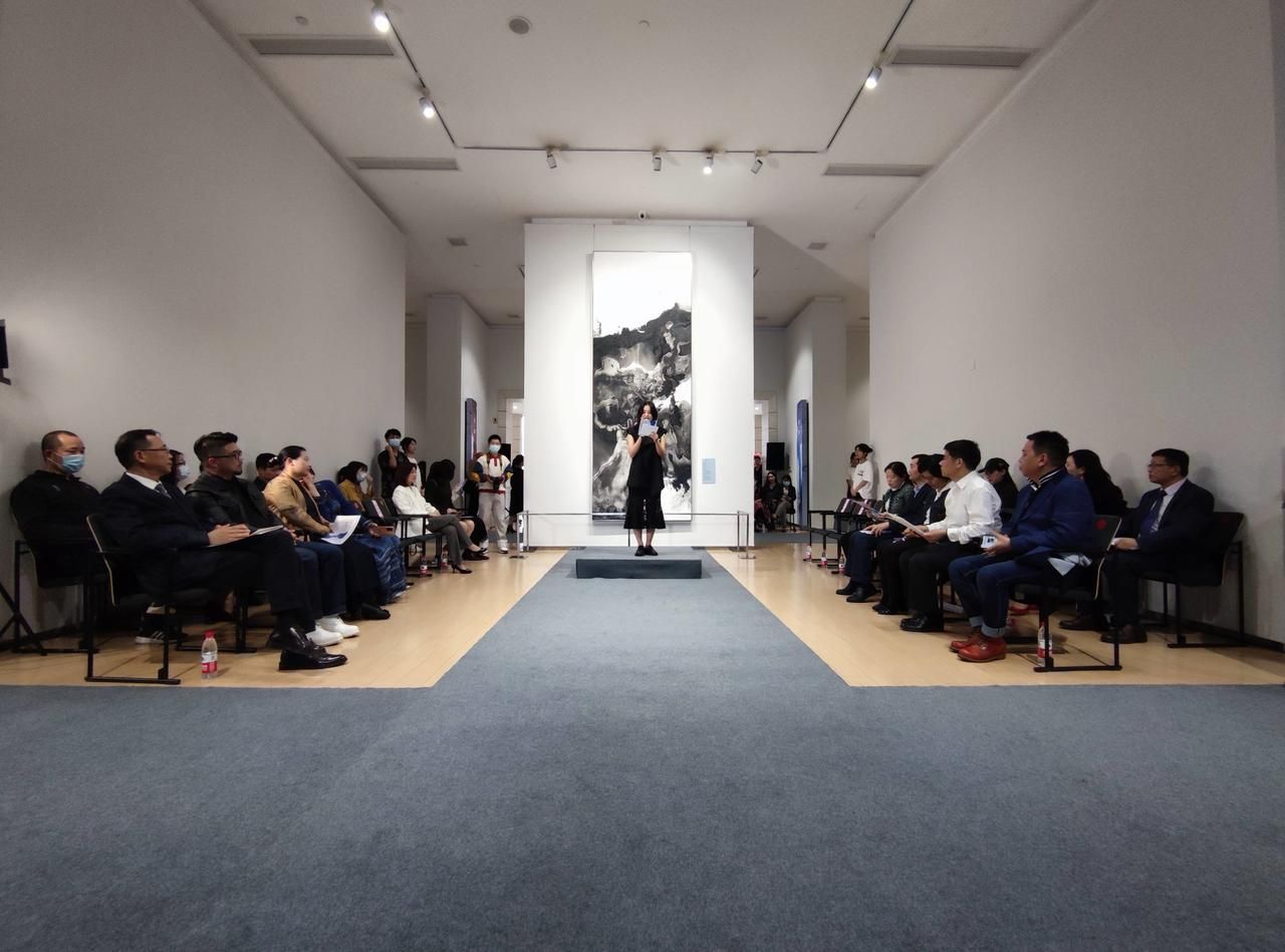 秀出当代大学生风采  江汉大学“纯 • 渡”服饰展演在汤湖美术馆举行