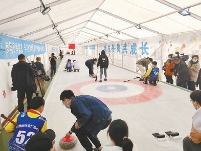 北京石景山：两岸青年体验冰雪项目