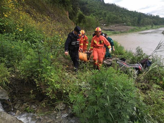 两人连车跌落30米深河沟，多方合力成功施救