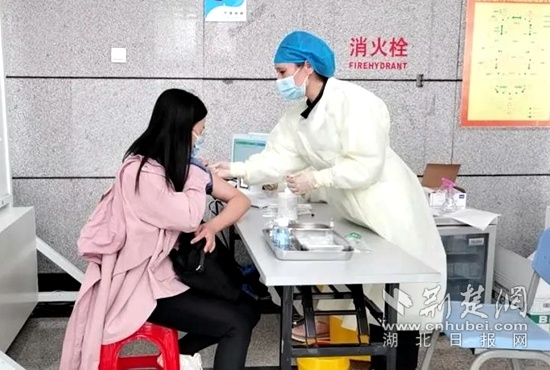 黄石港区首个新冠疫苗方舱临时接种点投入使用