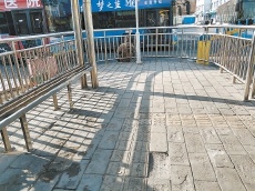 鲁谷公交场站站台设施陈旧破损待修缮