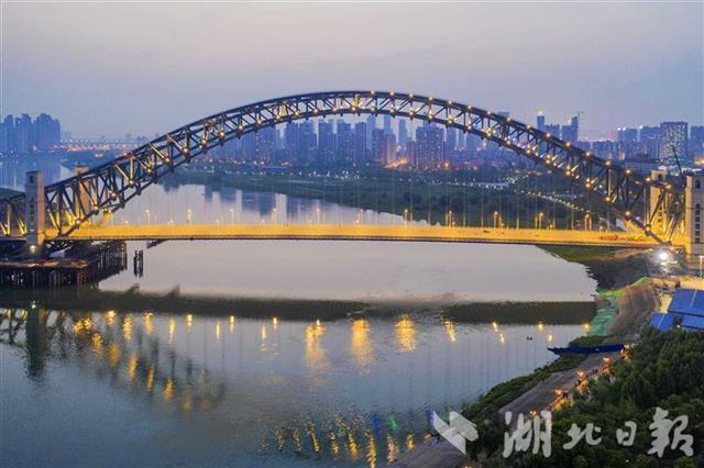 汉江湾桥进行景观灯灯光调试