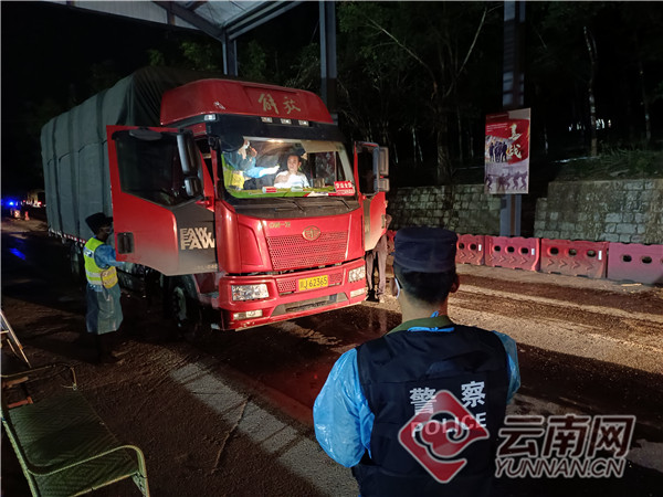 警察也是劳动者！镜头下的云南临沧军赛边境检查站夜“警”