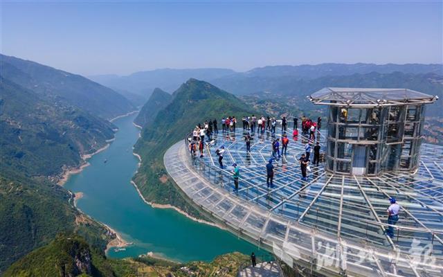 2021年4月30日,在巴东县巫峡口景区,游客登上观景平台,俯瞰峡江.