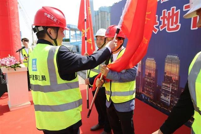 600辆渣土车同时出土开挖，长江中心B1地块地下室全面封顶