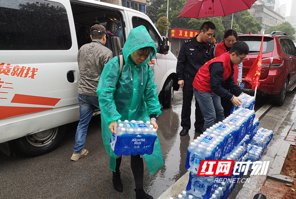 长沙新丰社区：党建引领聚合力   爱心送水促和谐