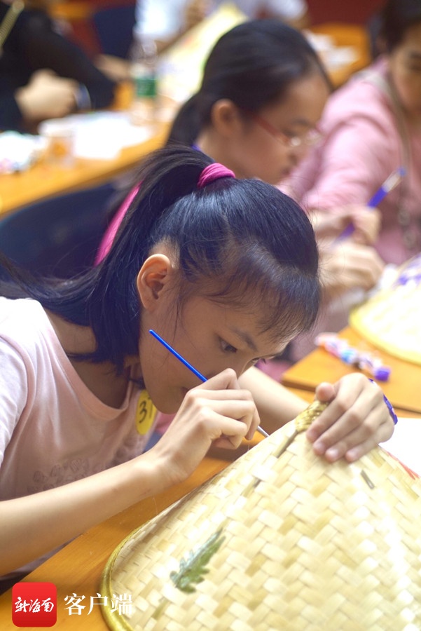 海南省民族博物馆举办庆五一主题活动 邀请亲子家庭手绘黎族斗笠帽
