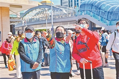 李素丽带领志愿者到北京站为旅客引导指路