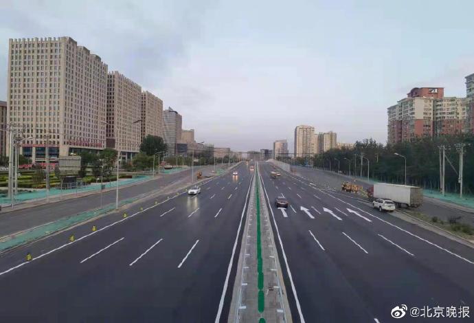 今早5点10分，北京万寿路南延四环路跨线桥全面通车