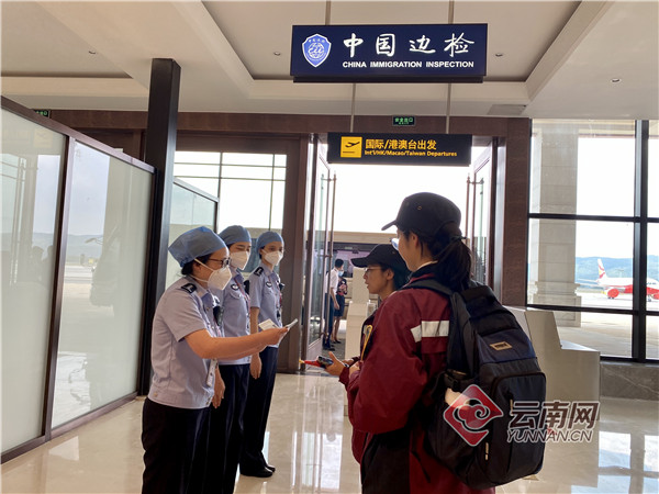 昆明边检为中国赴老挝医疗专家组提供便捷通关服务