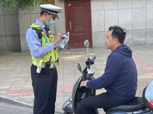 “五一”期间郑州交警对5850起“不戴头盔”行为进行教育警告并登记