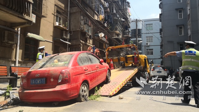 停了4年的僵尸车被拖走 武汉交警呼吁市民继续举报