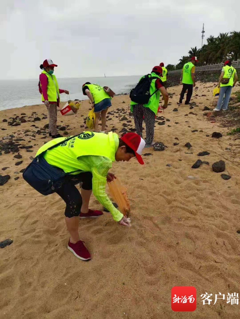 海口60余名志愿者前往白沙门清理海滩垃圾