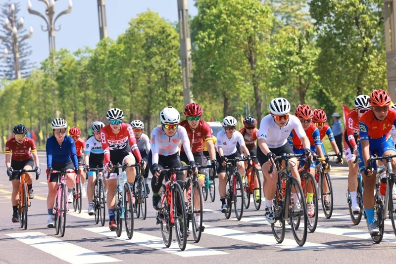 “骑遍四川”2020/2021中国·环四川（营山）公路自行车联赛燃情开赛