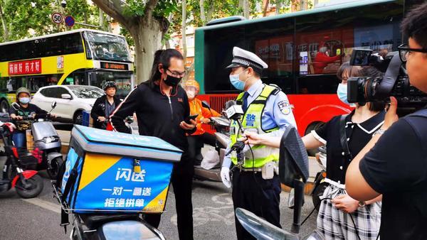 郑州街头骑电动车不戴头盔？交警逮你没商量！被抓三次就要罚