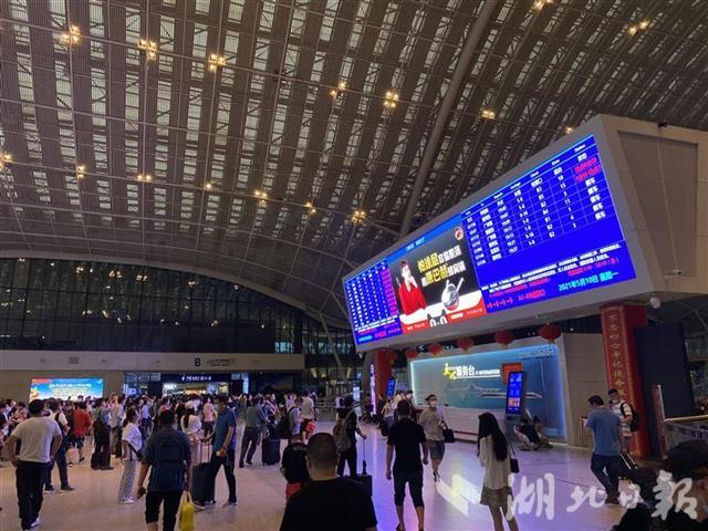 恶劣天气导致武汉火车站顶棚漏水、部分列车晚点 可免费办理退票手续