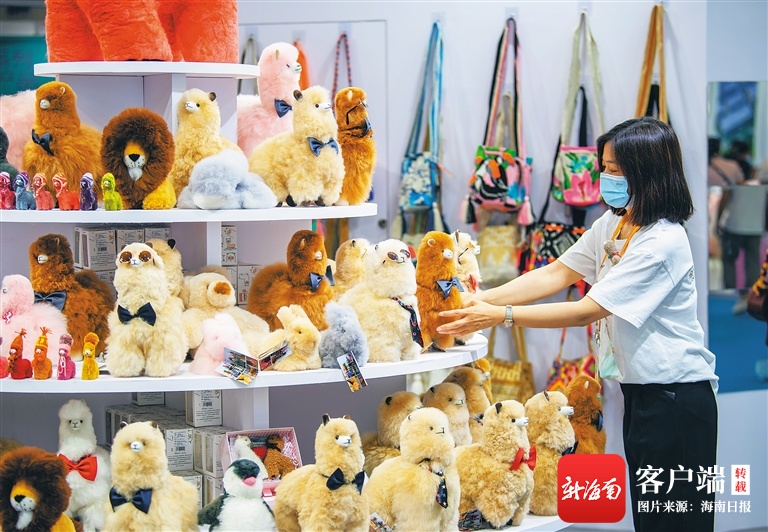 秘鲁羊驼毛玩偶“萌”生商机 消博会上小小展位4天卖了32万元
