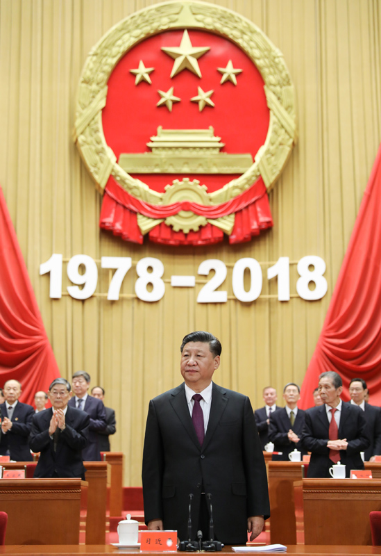 习近平在主席台向全场致意。.jpg