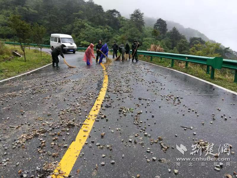 点赞！龟峰山景区全力做好暴雨过后道路环境恢复工作