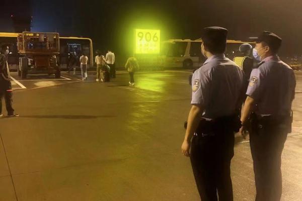 暴雨天气致郑州机场多架航班延误取消 面对滞留乘客河南机场公安这样做